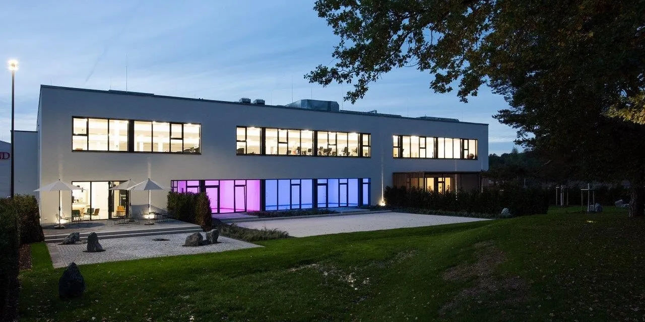Moderne Fassade des TucherFit Fitnessclubs im Campus Marienberg Nürnberg