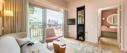 Moderne Ferienhäuser am Wasser im Villages Nature Paris, einer Unterkunftsoption nahe Disneyland Paris