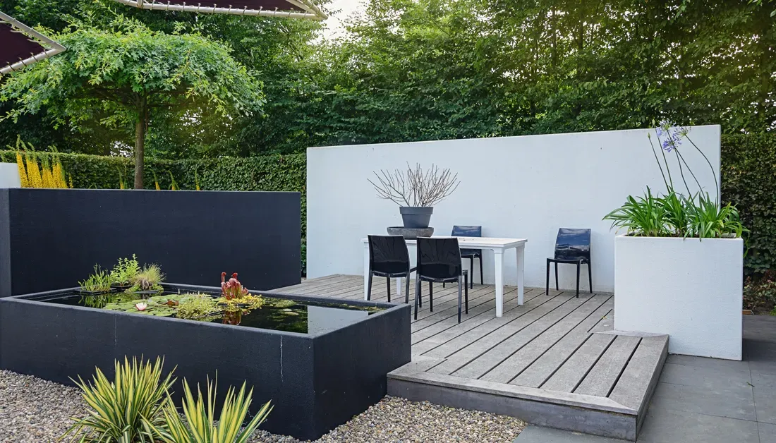 Moderne Gartenmauer &amp; Gartenmöbel