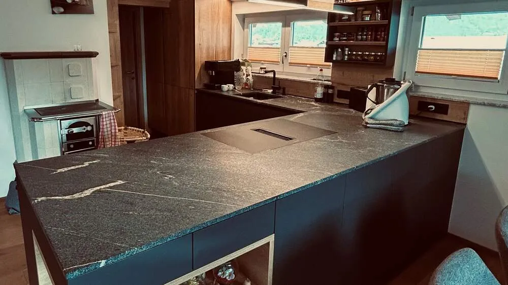 Moderne Küche in Weiß