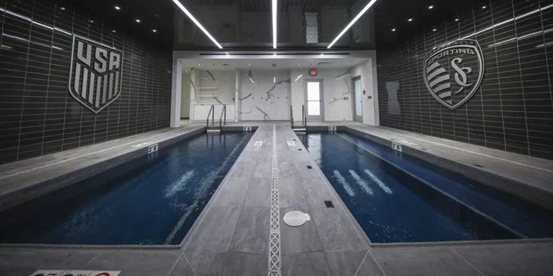 Moderne Schwimmbahnen im Compass Minerals National Performance Center in Kansas City, Teil der WM 2026 Trainingsanlagen