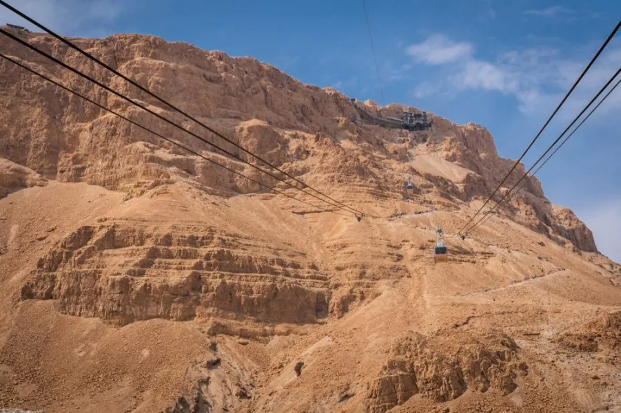 Moderne Seilbahn, die Besucher zum Gipfel der Masada-Festung bringt.