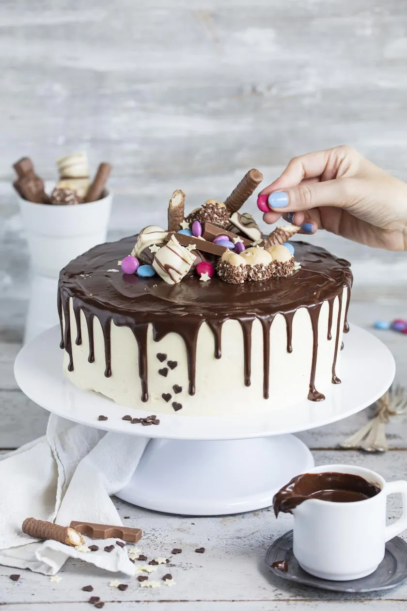 Moderner Drip Cake mit Schokoriegeln als Dekoration für besondere Anlässe