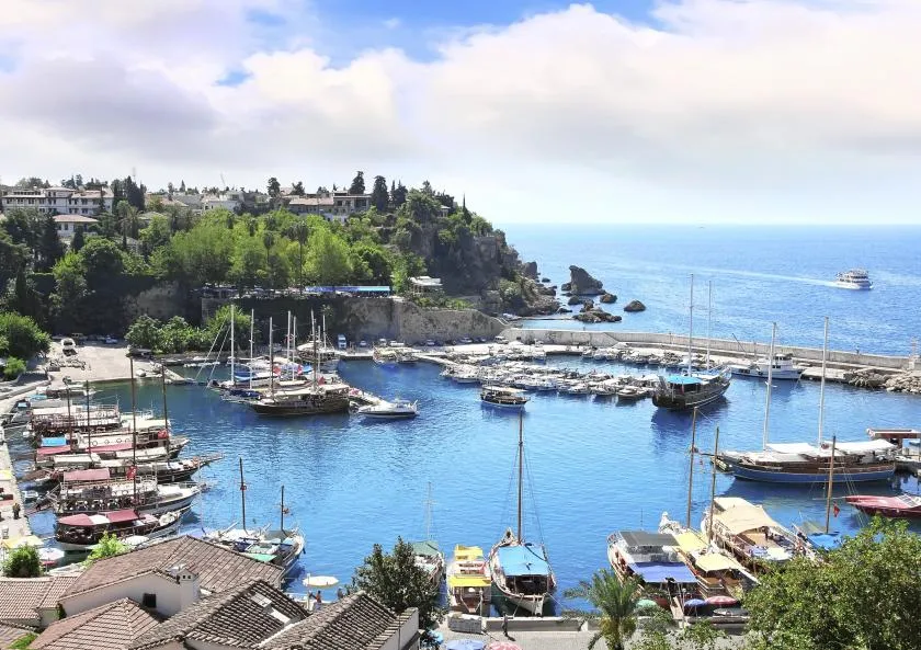 Moderner Hafen und luxuriöse Hotelanlagen in Belek, dem Wellness- und Golfparadies an der türkischen Riviera.