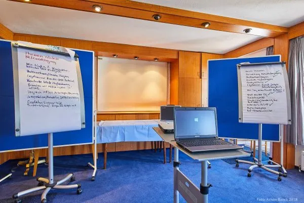 Moderner Tagungsraum im Hotel Seeblick Engel, ideal für geschäftliche Treffen