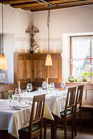 Modernes Ambiente des Huberwirt Restaurants, stilvoll gedeckter Tisch