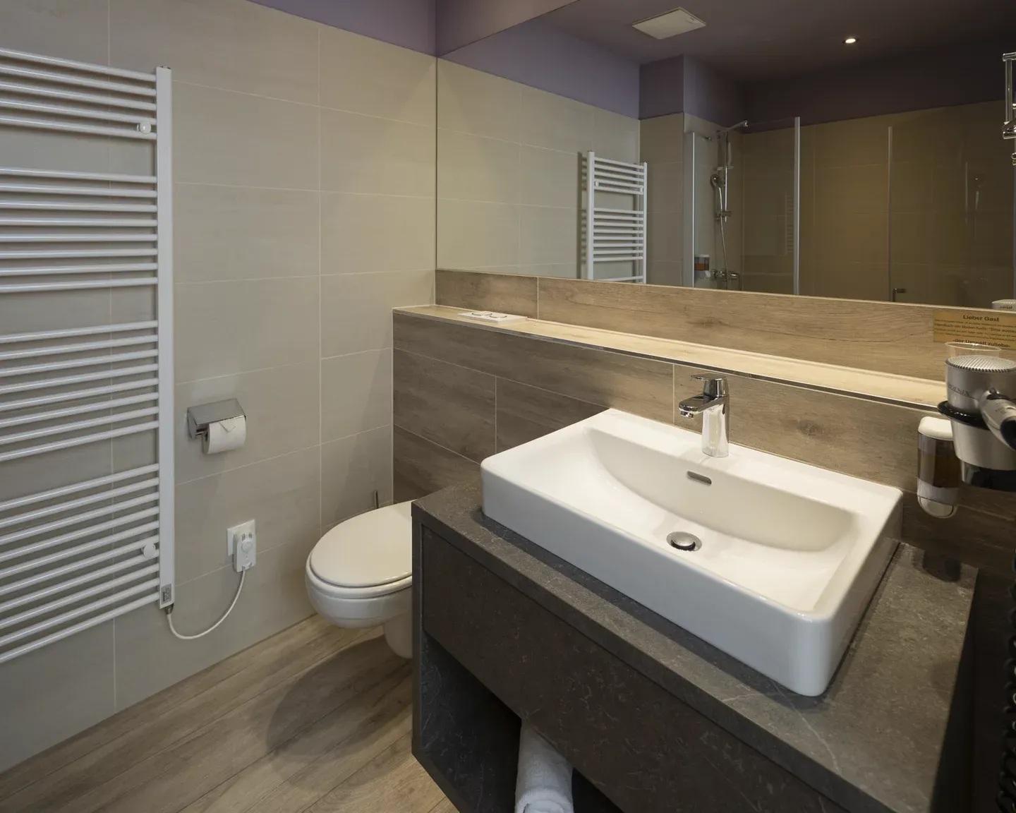 Modernes Badezimmer im Haupthaus des Erholungs- und Bildungszentrums