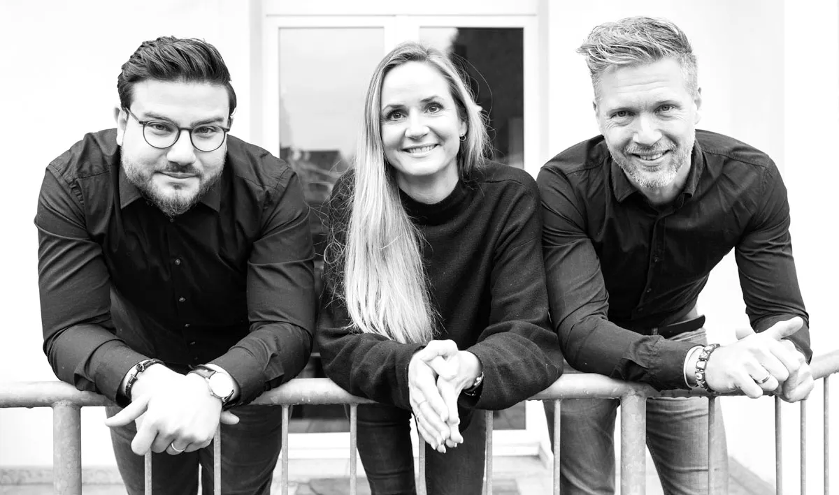 Modernes Bürogebäude der CAD-Agentur Lehmann in Langenfeld, dem Hauptsitz des Unternehmens, mit Blick auf das Team und die Arbeitsumgebung.