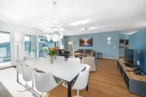 Modernes Interieur eines Swiss Hotel Apartments in Interlaken