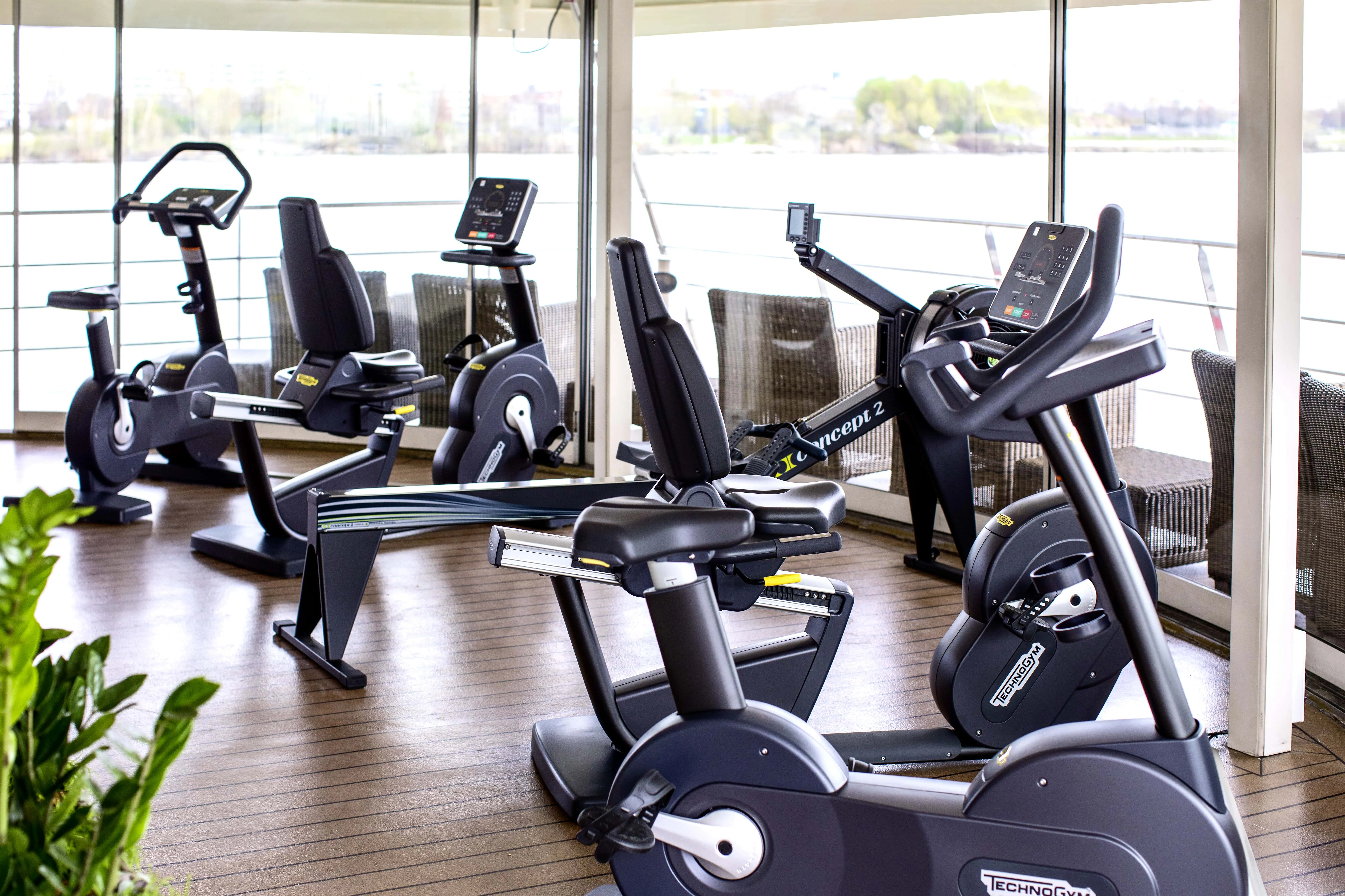 Modernes Panorama-Fitnesscenter der MS Nestroy mit Blick nach Achtern, ideal für aktive Donaukreuzfahrer