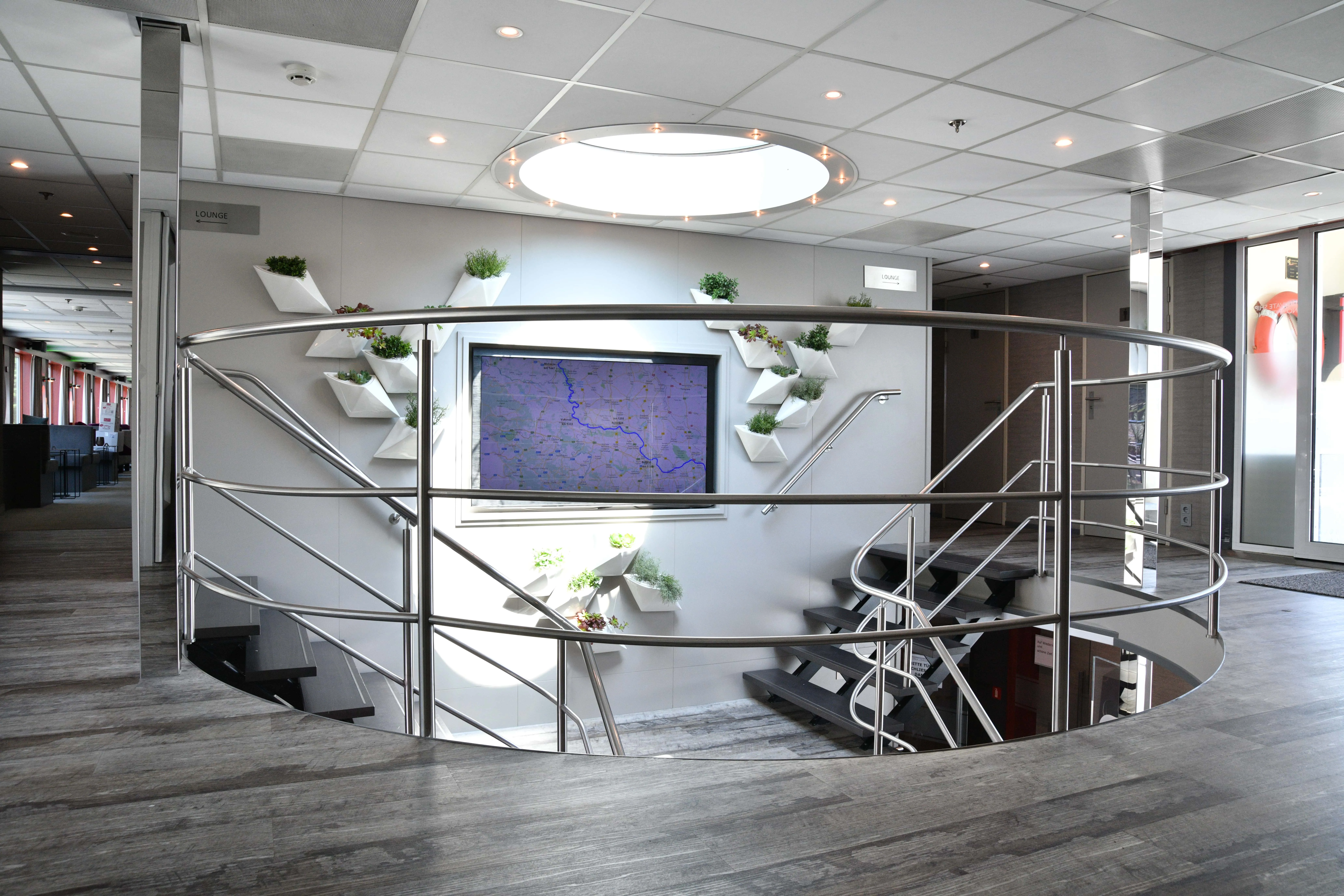 Modernes Treppenhaus an Bord der MS Nestroy, das die Decks auf Ihrer Flusskreuzfahrt verbindet