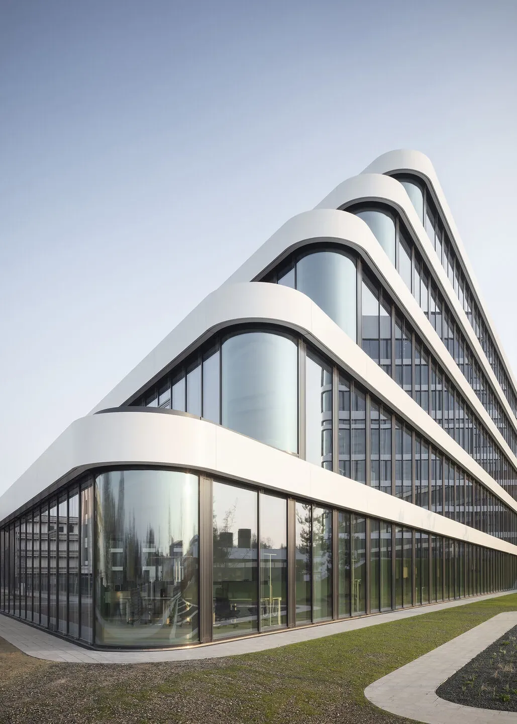 Modernes Verwaltungsgebäude des ALDI Nord Campus in Essen-Kray, das die Zukunftsfähigkeit des Lebensmitteldiscounters symbolisiert.