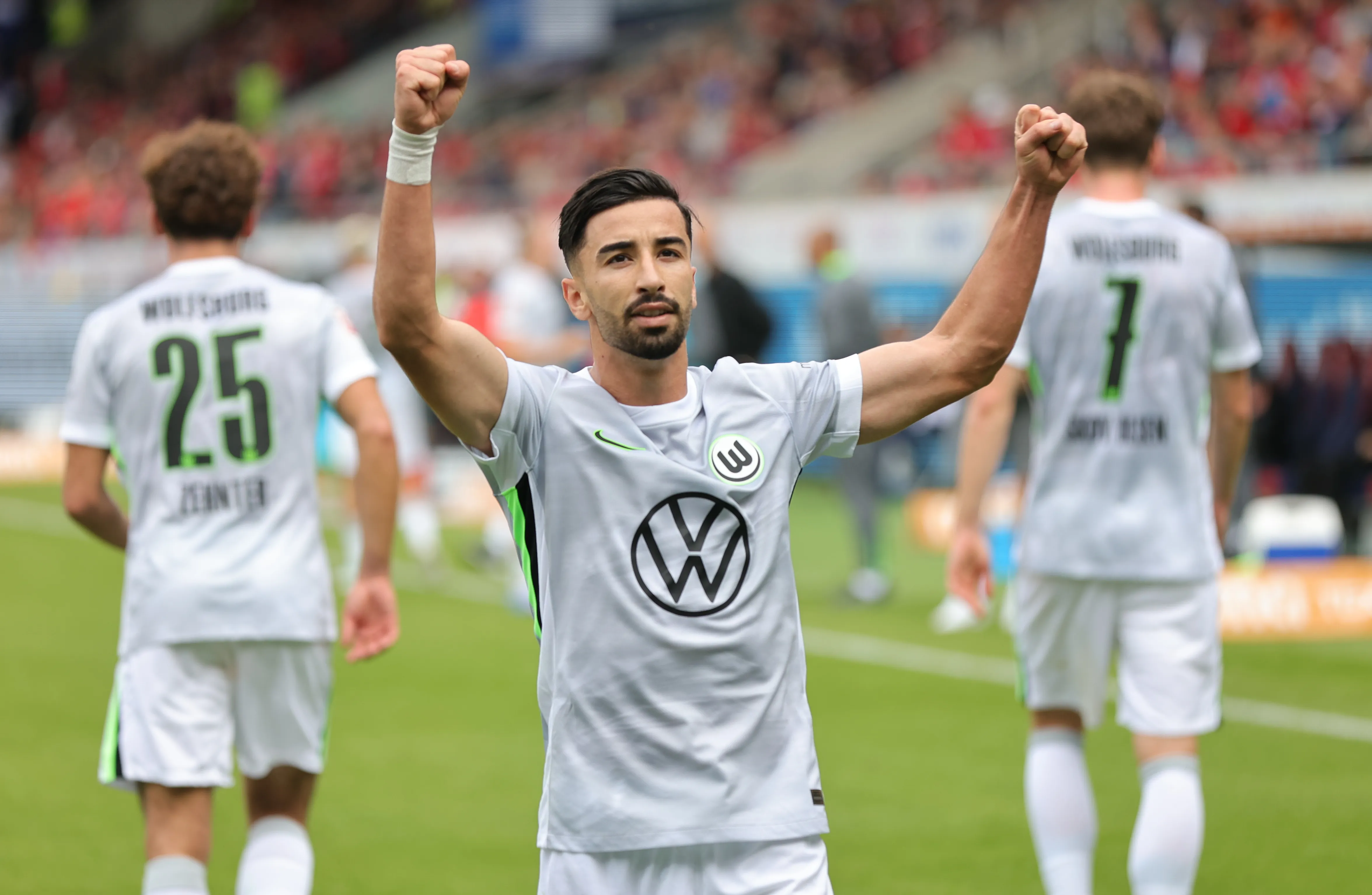 Mohamed Amoura vom VfL Wolfsburg jubelt nach einem Elfmetertor in der Bundesliga.