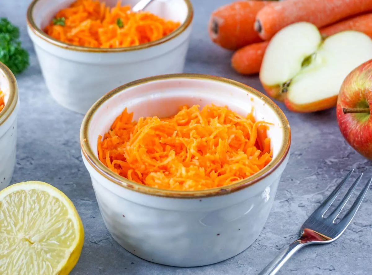 Möhrensalat mit Apfel und Zitrone in einer Schüssel