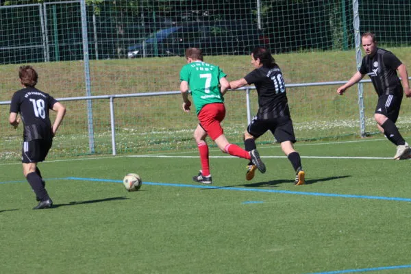 Momentaufnahme eines intensiven Fußballspiels der Kreisliga, exemplarisch für kfv fussball Begegnungen.
