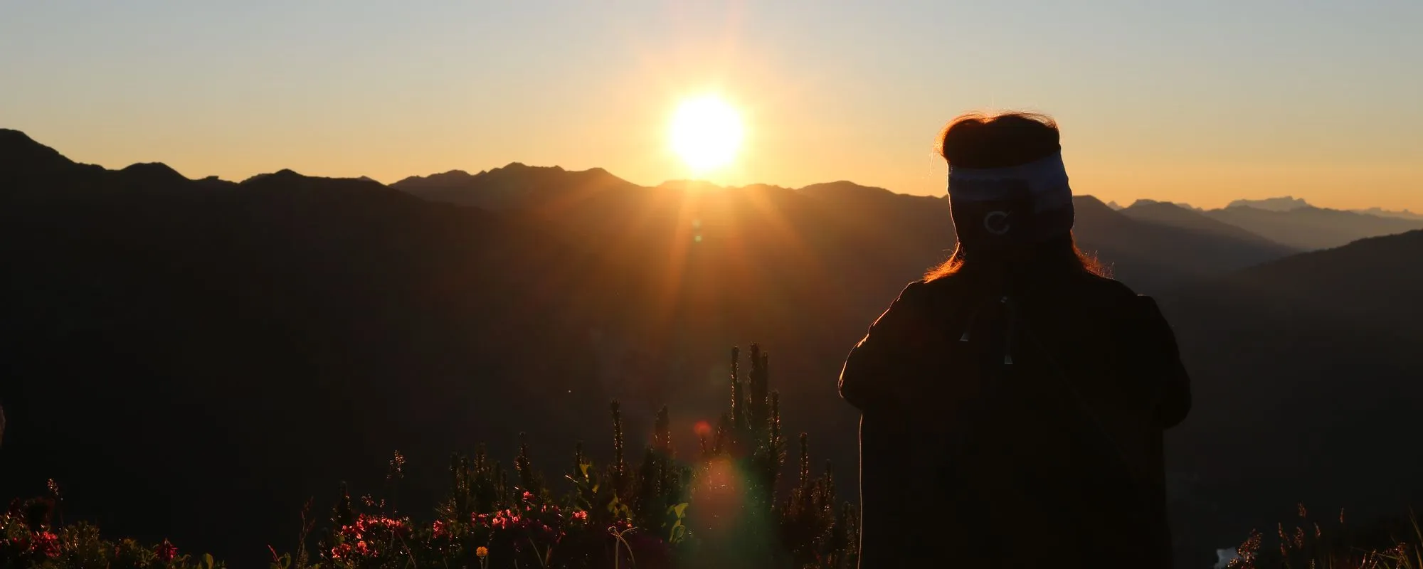Morgenstimmung am Berg mit Wanderern