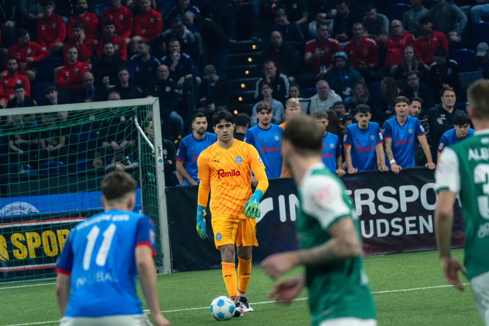 Muhamed Ajruli von Holstein Kiel U23 im Duell um den Ball gegen einen Spieler des VfB Lübeck