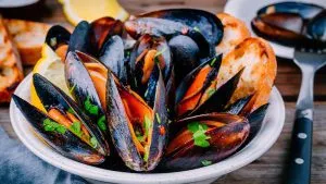 Muscheln kochen leicht gemacht: Servierte Miesmuscheln im Weißweinsud mit Baguette