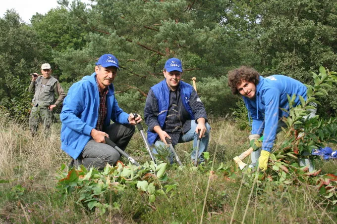 NABU-Aktive bei der Arbeit, die sich um den Schutz der Natur kümmern.
