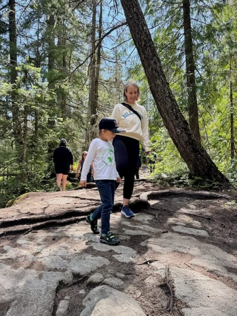 Nach einer kurzen, flachen Wanderung durch den schönen Wald am Cheakamus River zeigt uns Sheri ...