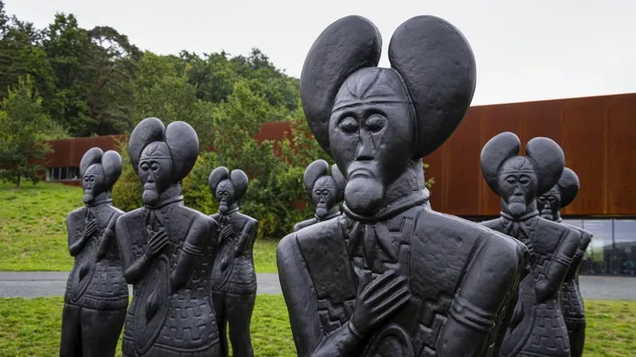 Nachbildungen einer Statue von einem keltischen Krieger im Museum Keltenwelt am Glauberg 
