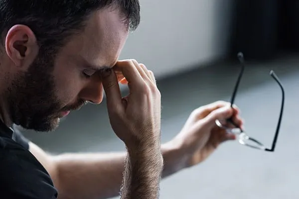 Nachdenkliche Frau mit Obstschale, überlegt über ihre Ernährung