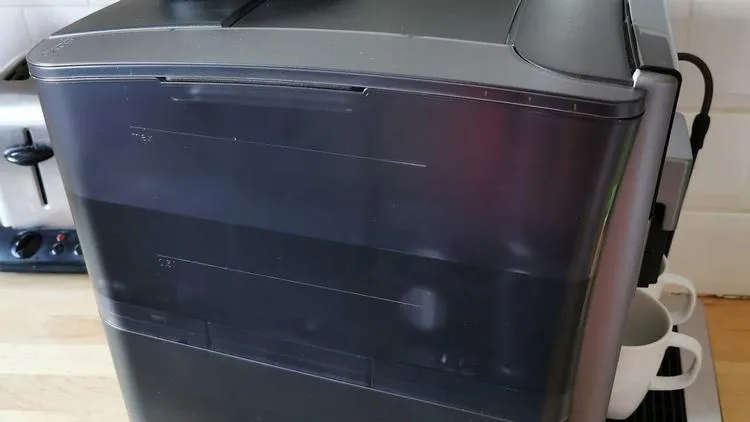 Nachfüllen des Wassertanks der Siemens EQ.6 Plus s100 für optimalen Kaffeegenuss