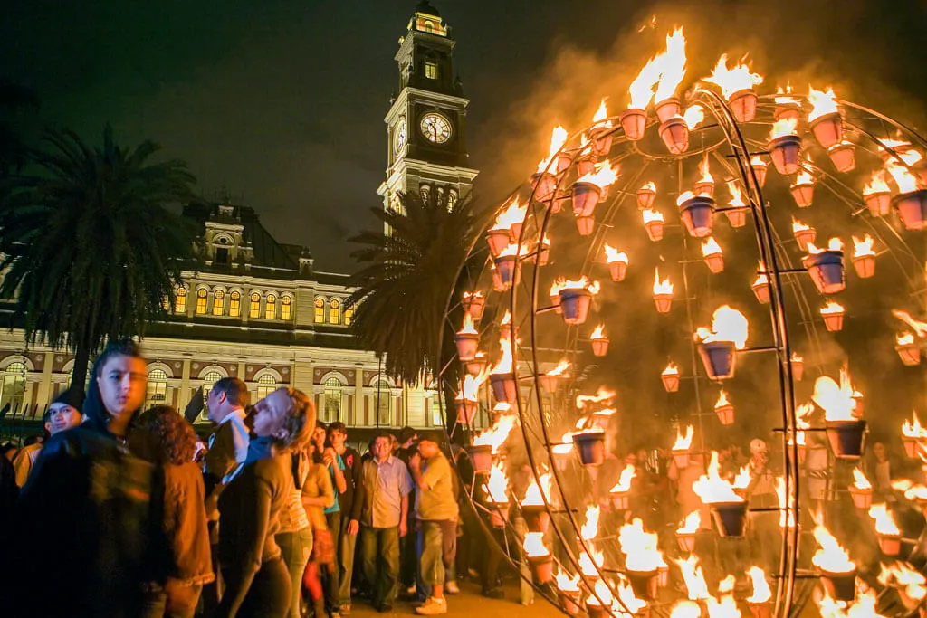 Nachtschwärmer bei einem Happening im nächtlichen Parque da Luz