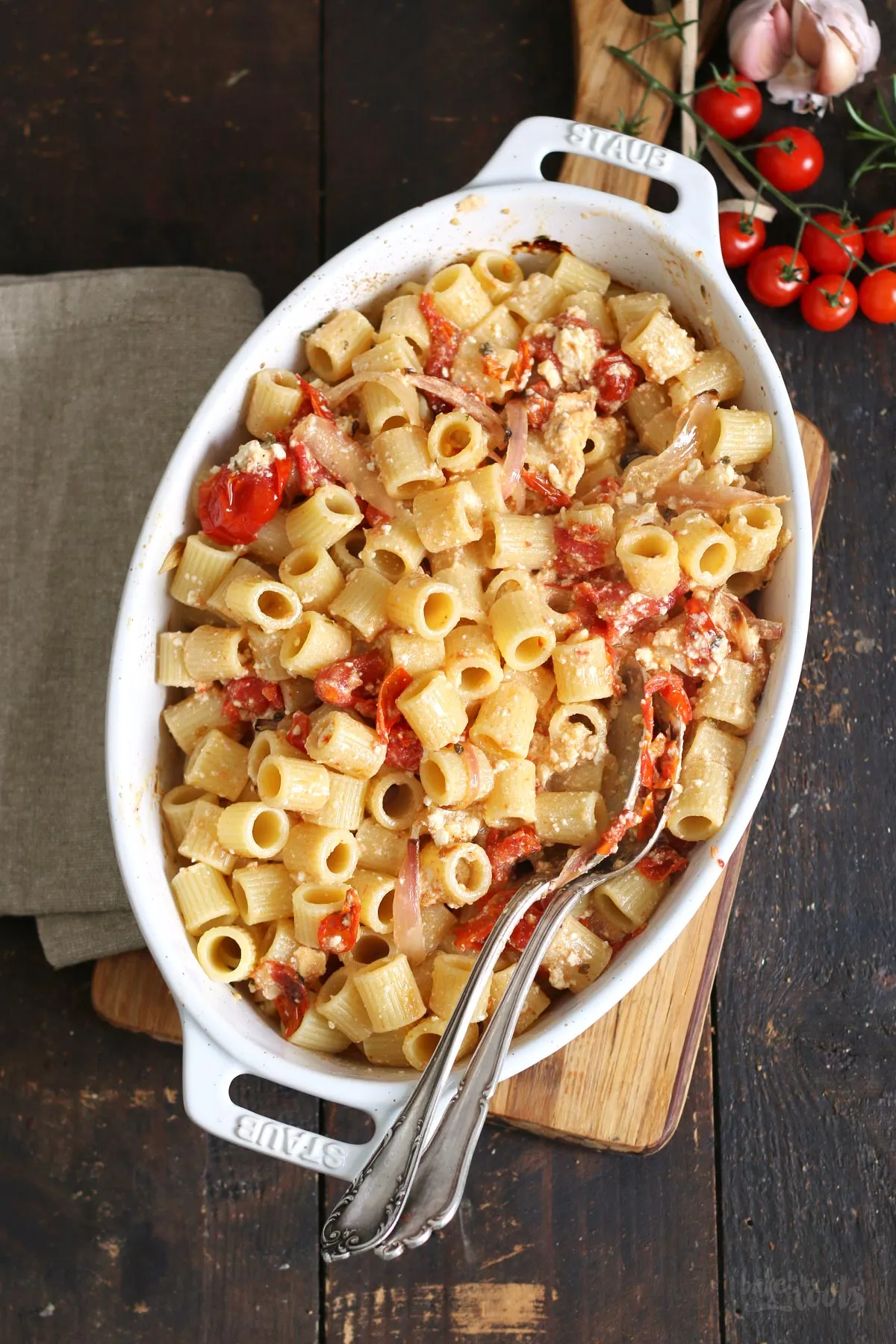 Nahaufnahme der cremigen Tomaten Feta Pasta mit Nudeln und Basilikum