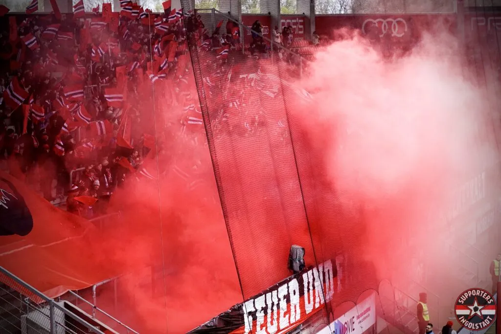 Nahaufnahme der Fans auf der Südtribüne, während der Rauchaktion beim Spiel VfB Oldenburg gegen Ingolstadt.