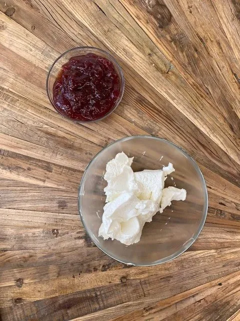 Nahaufnahme der Fault Line Ostertorte mit seitlich angebrachten Schokoladen-Ostereiern