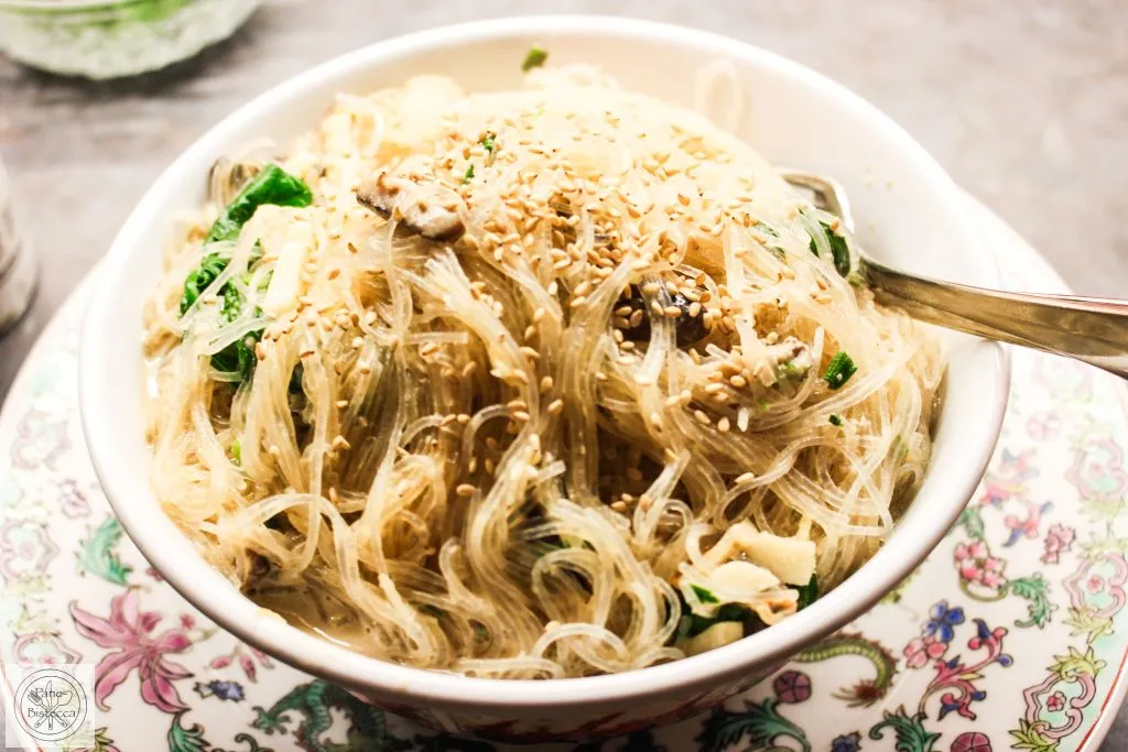 Nahaufnahme der fertig angerichteten Spinat Nudeln mit Tahini in einer Schale