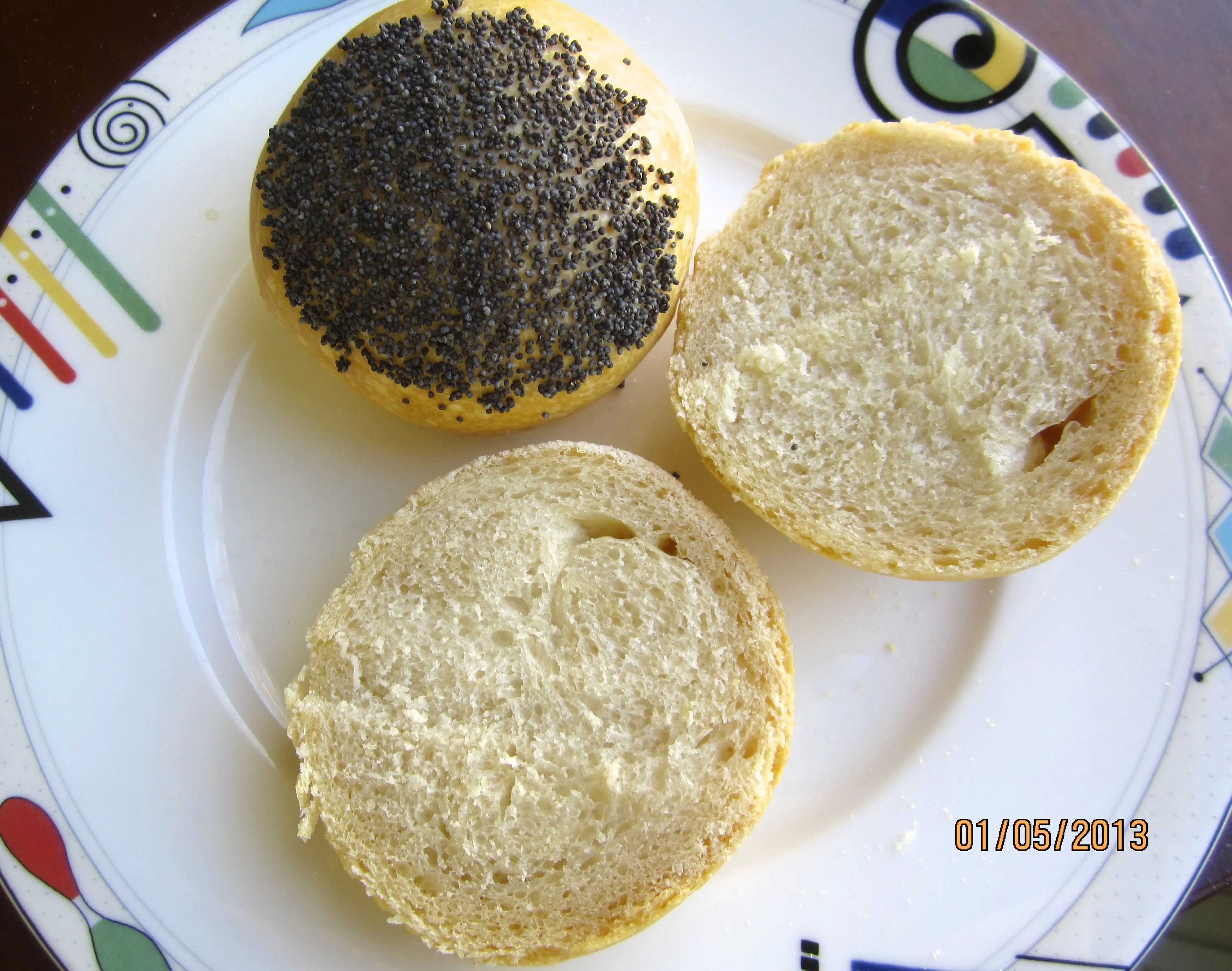 Nahaufnahme der fluffigen Krume eines Brötchens, die durch die Verwendung des passenden Mehls erzielt wurde und dem Ideal für deutsche Backwaren entspricht