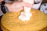 Nahaufnahme der gespritzten Sahne-Sterne auf dem Kuchenboden