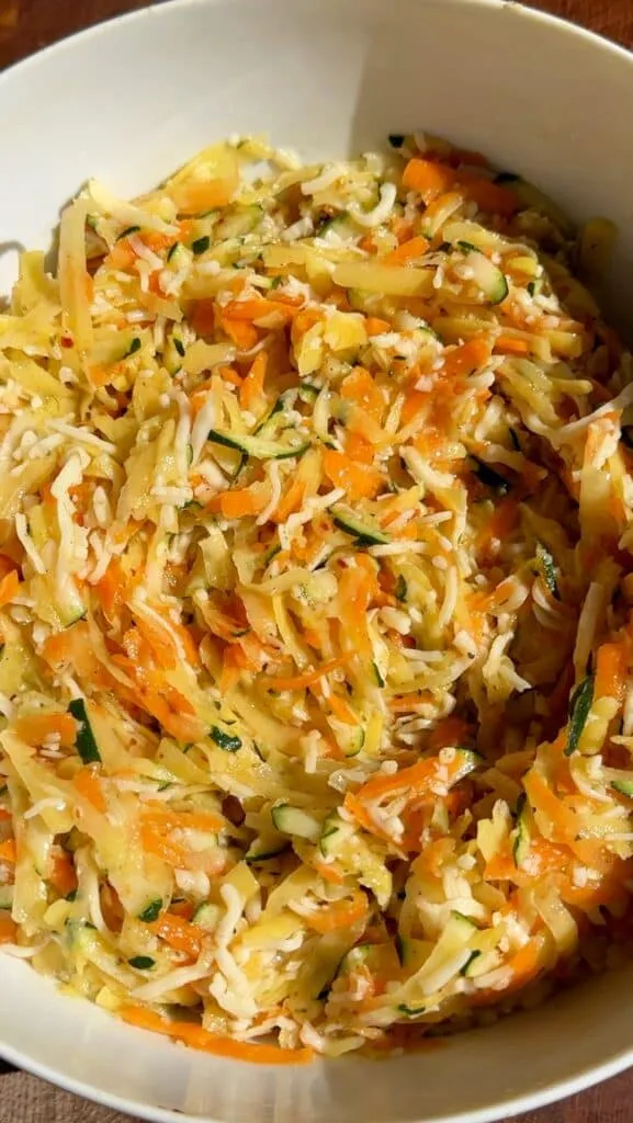 Nahaufnahme der gut vermischten Low Carb Gemüsemasse bereit zum Ausbreiten und Backen