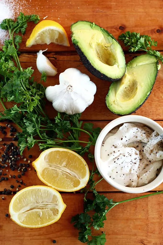 Nahaufnahme der knusprig gerösteten Kartoffeln mit lila &quot;Splash&quot; und Aioli Dip