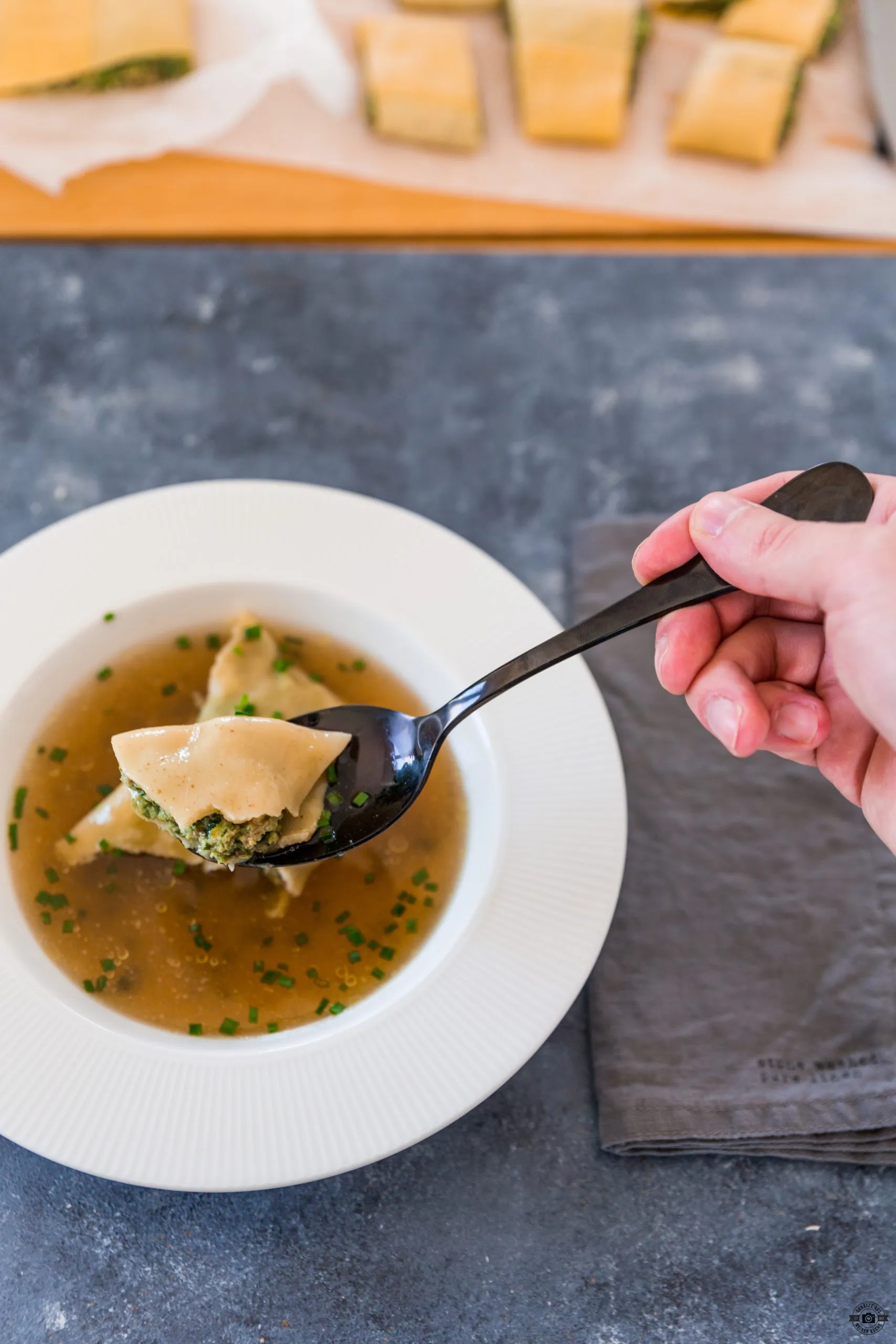 Nahaufnahme der Maultaschenfüllung aus Spinat, Brät und Gewürzen