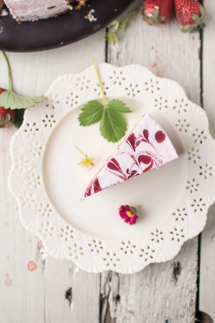 Nahaufnahme der Oberfläche der Erdbeertorte mit den charakteristischen roten Erdbeerwirbeln