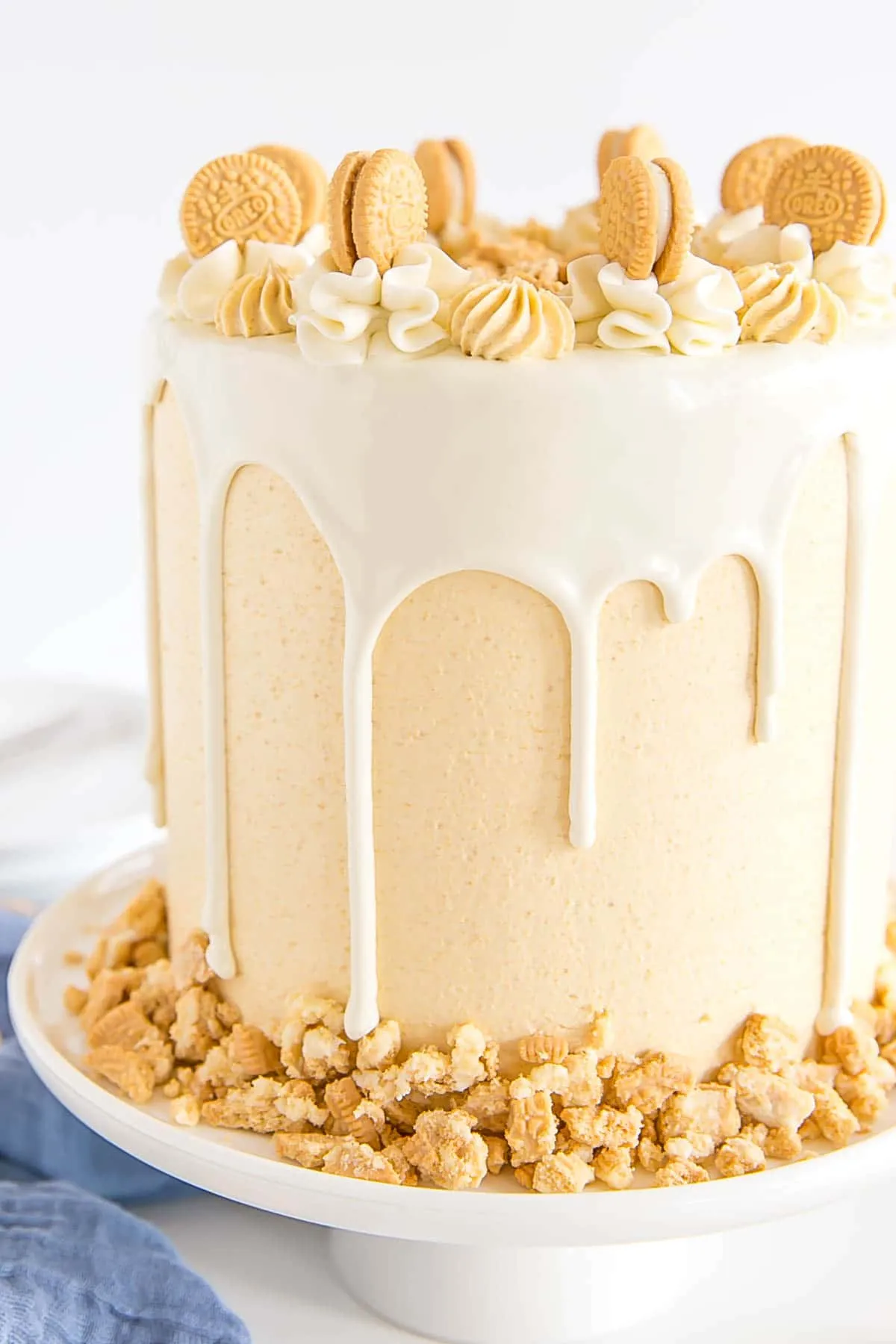 Nahaufnahme der Seite des Kuchens, die den Drip zeigt.