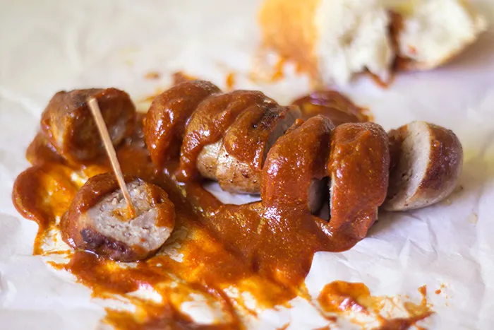 Nahaufnahme der selbstgemachten Currywurst mit Soße