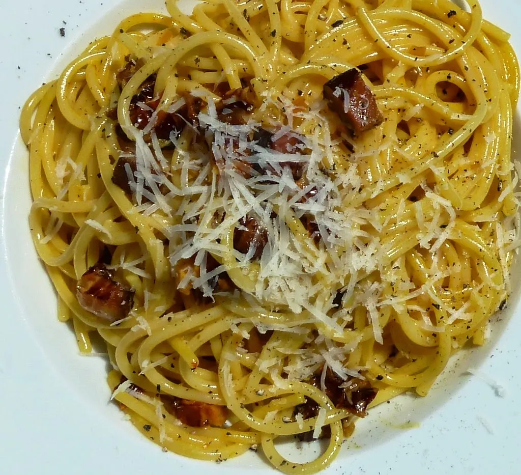 Nahaufnahme der selbstgemachten Spaghetti Carbonara mit safrangelber Sauce, frisch zubereitet aus Annemarie Wildeisens Rezeptsammlung