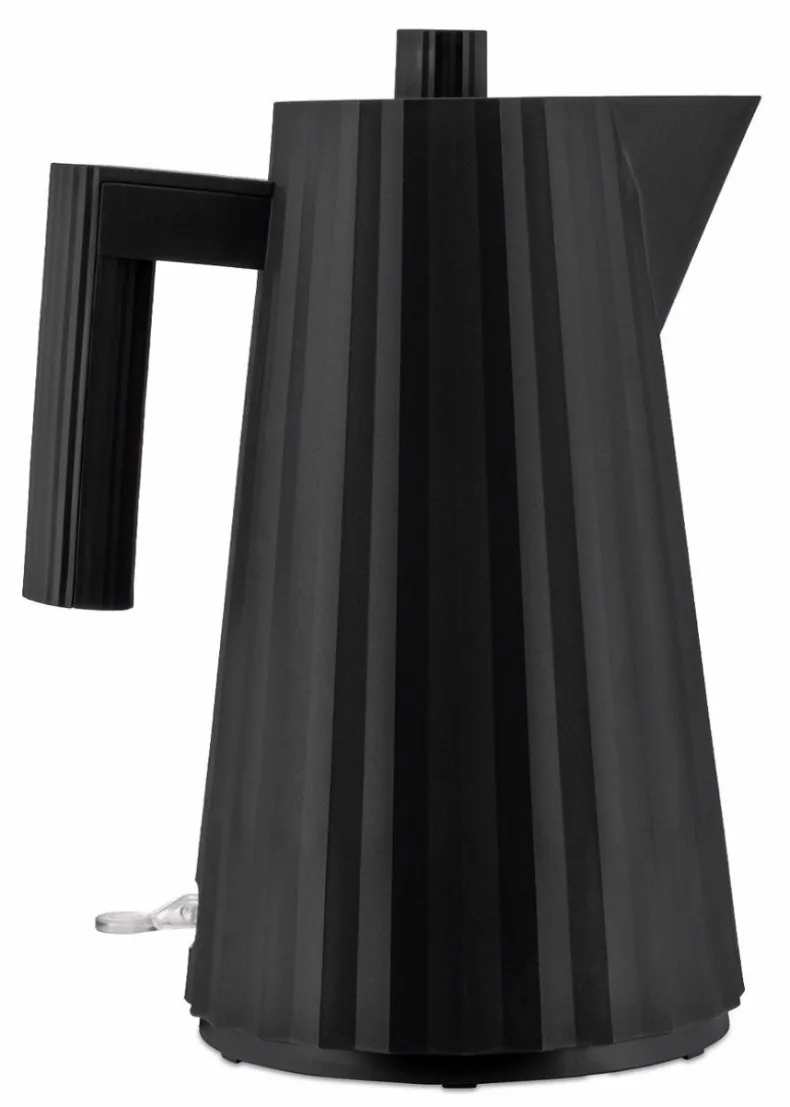 Nahaufnahme des Alessi Plissé Wasserkochers in Schwarz mit gefaltetem Design