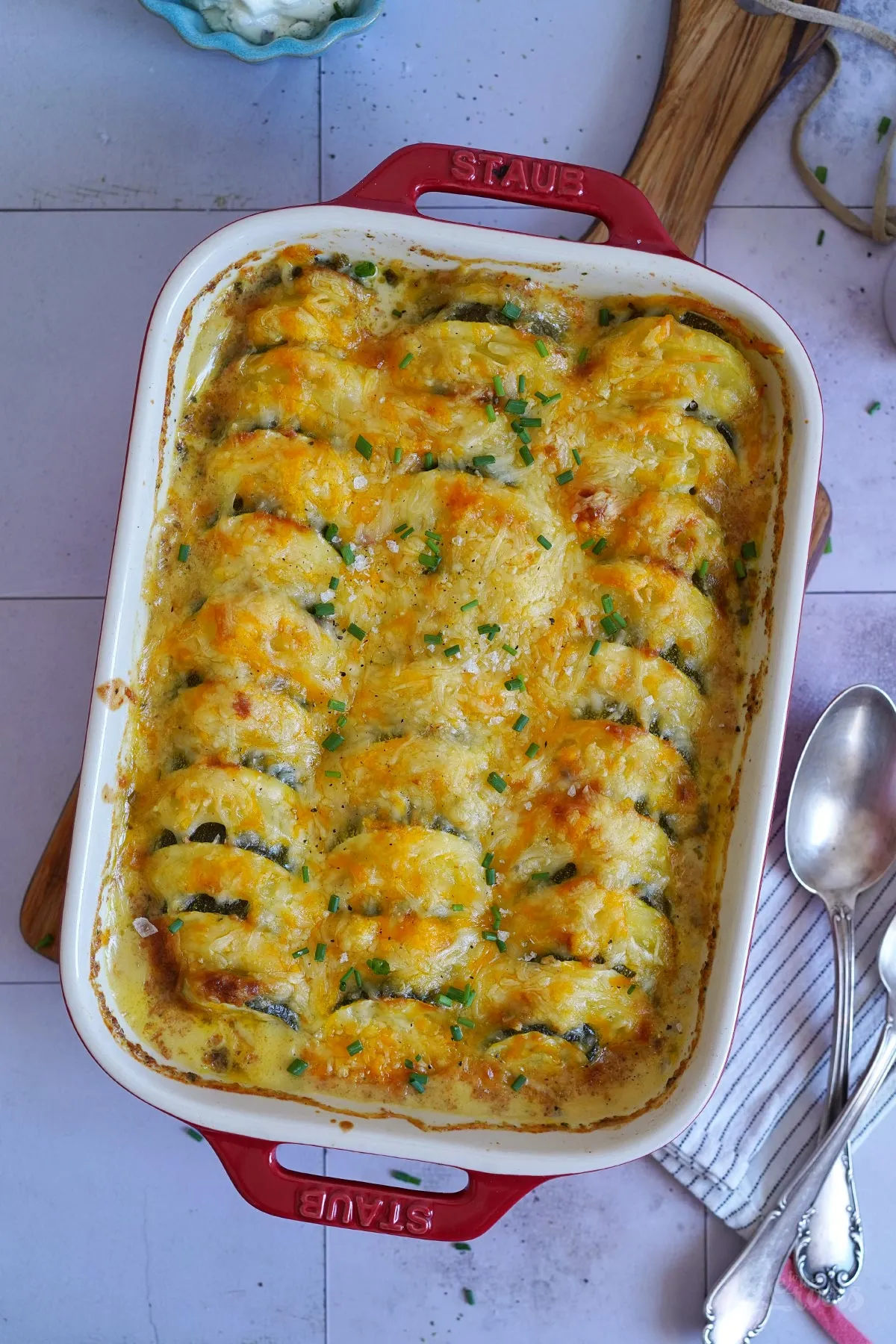 Nahaufnahme des cremigen Zucchini-Auflaufs mit Kartoffeln, servierfertig