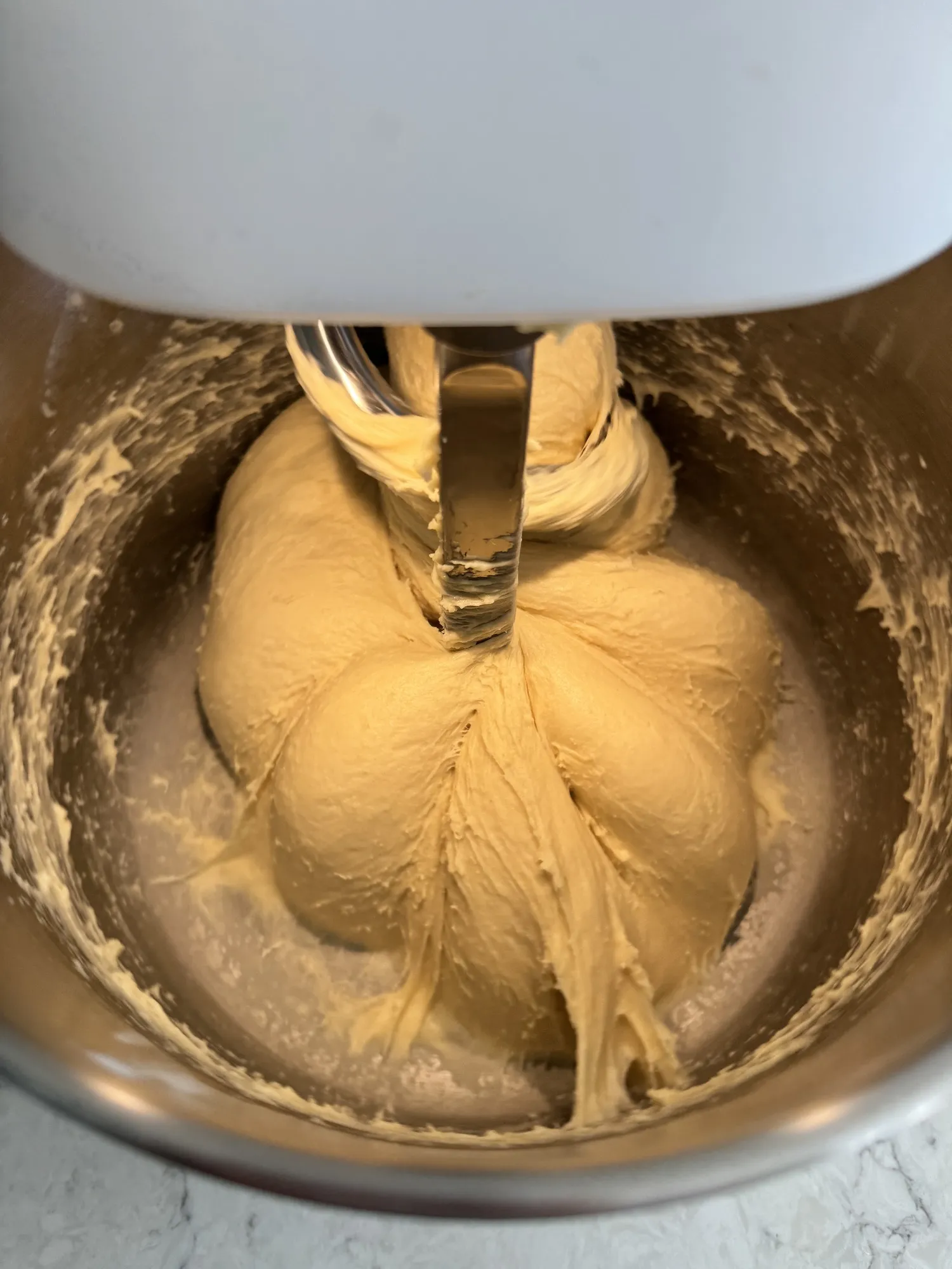 Nahaufnahme des elastischen Hefeteigs nach dem Kneten mit Avocadoöl-Mayonnaise