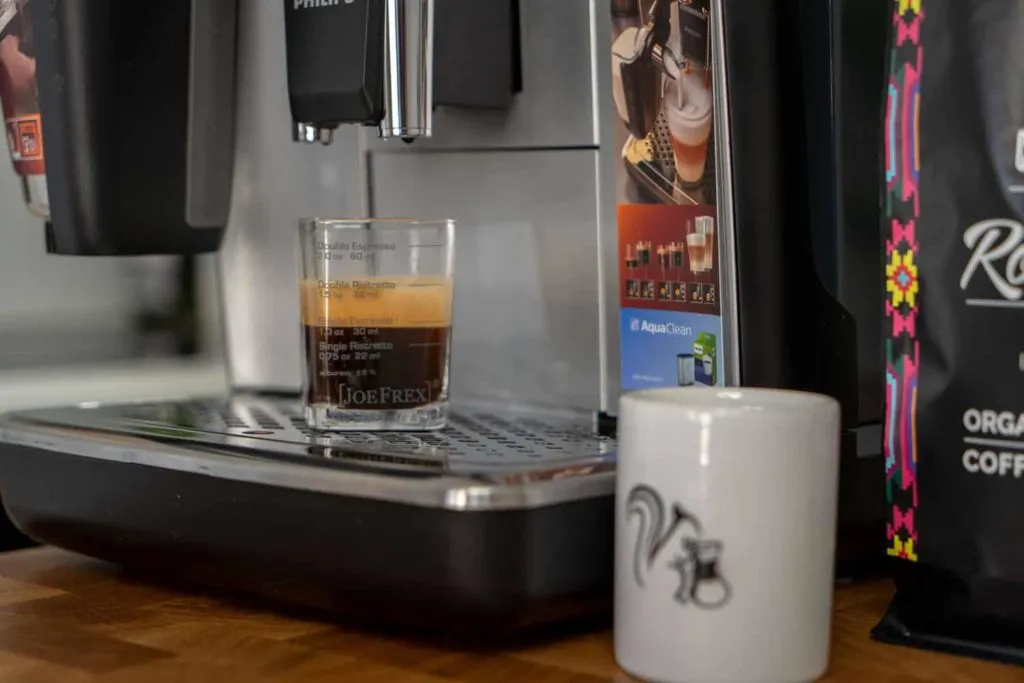Nahaufnahme des Espressobezugs aus dem Philips 3200 LatteGo Kaffeevollautomaten für eine optimale Crema