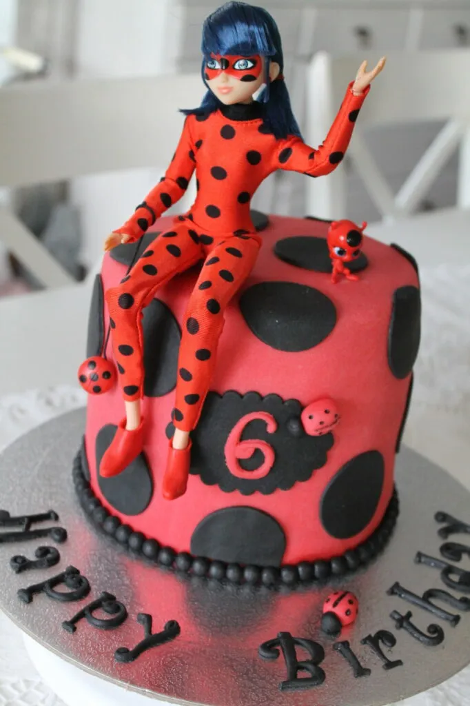 Nahaufnahme des fertig dekorierten Marienkäfer Geburtstagskuchens mit Ladybug Figur