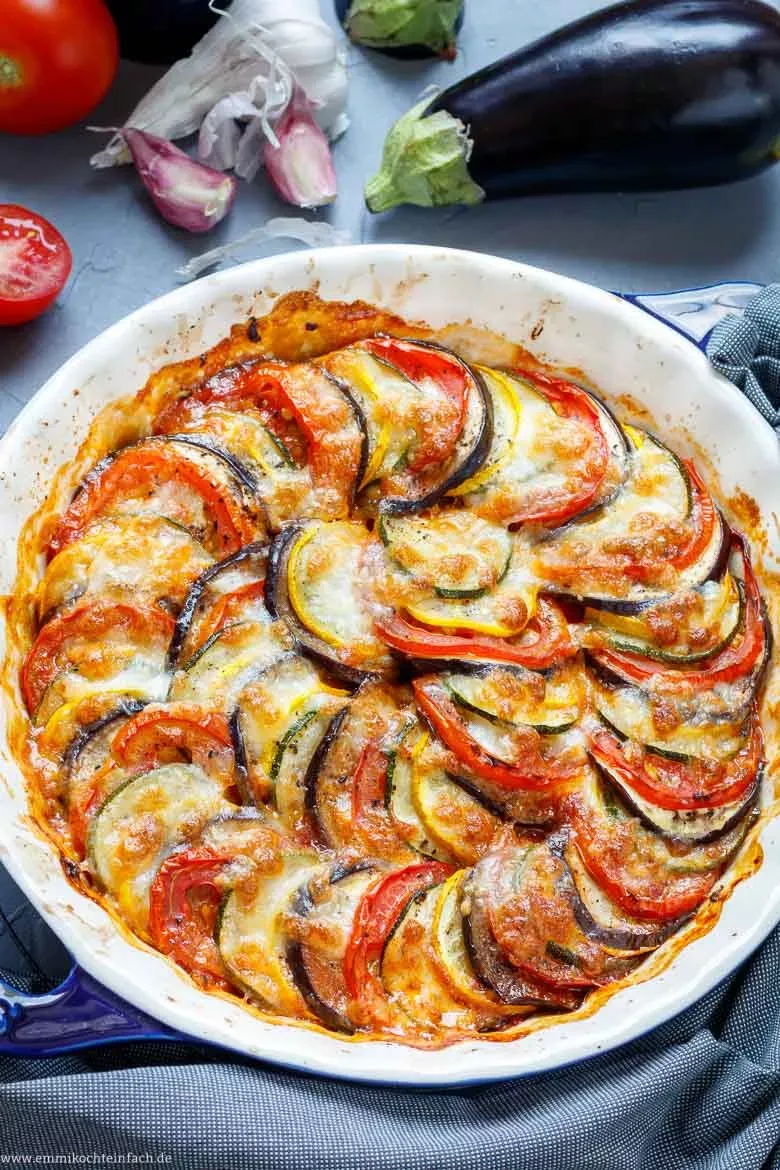 Nahaufnahme des fertig gebackenen Zucchini-Aubergine-Auflaufs, servierfertig aus dem Ofen.
