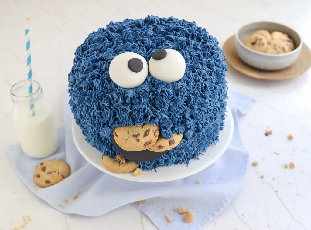 Nahaufnahme des fertigen Krümelmonster Geburtstagskuchens mit großen Augen und Keksen