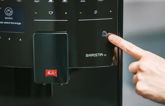 Nahaufnahme des intuitiven TFT-Farbdisplays und der Bedienelemente des Melitta Barista SE Kaffeevollautomaten.