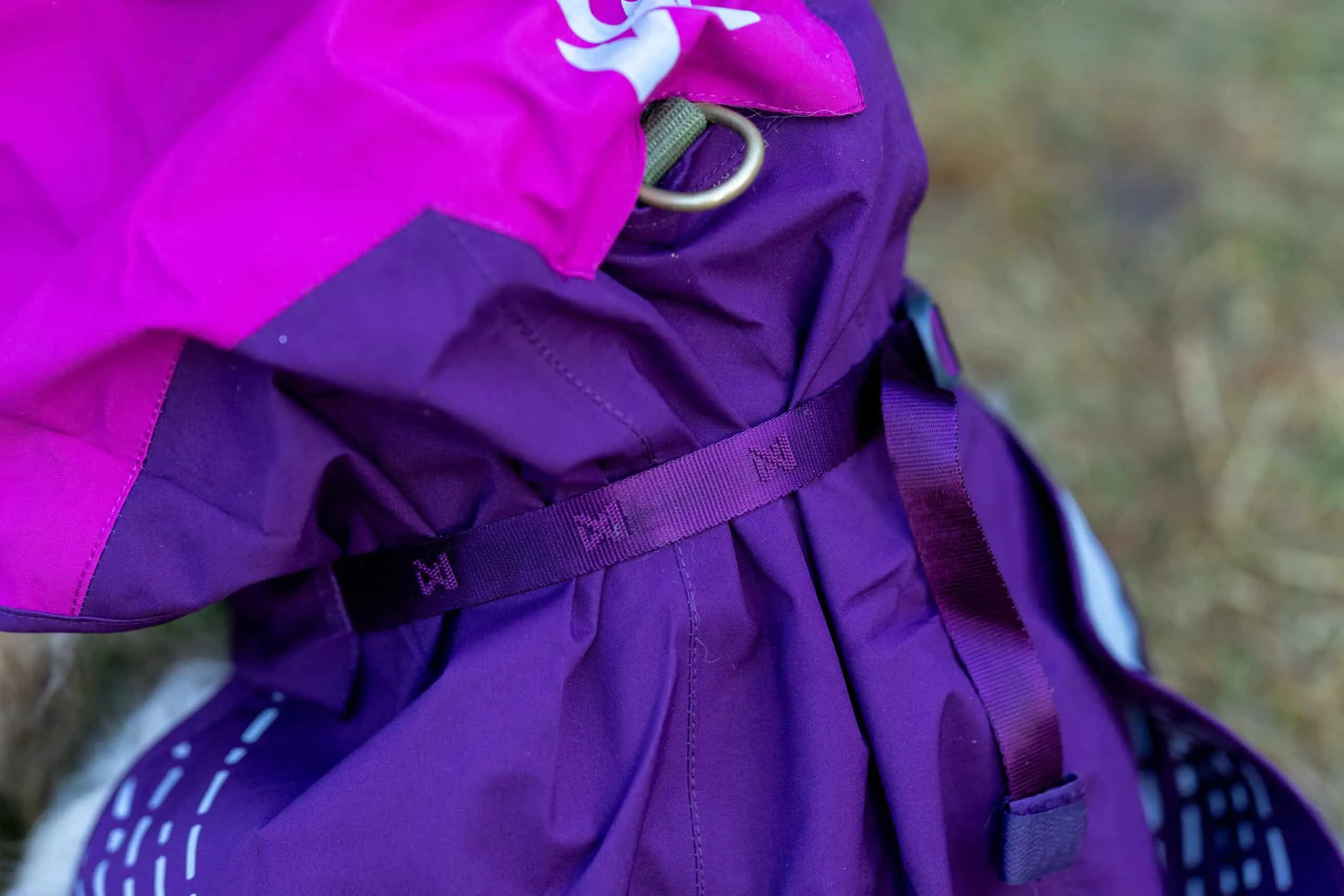 Nahaufnahme des Kragens vom Non-stop dogwear Fjord Raincoat